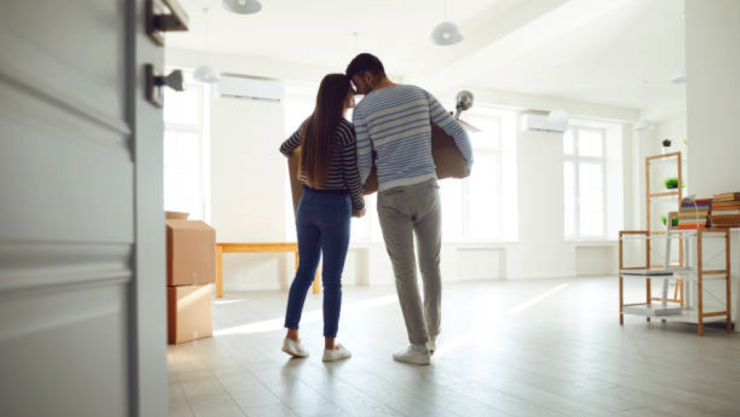 pareja en departamento vacío.jpg