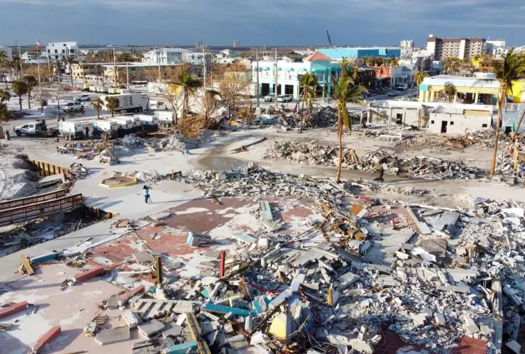 los escombros que ocasionó el desastre natural Ian en Fort Myers Beach