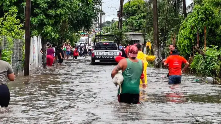 Má de 60 viviendas afectadas por desbordamiento de río en Veracruz