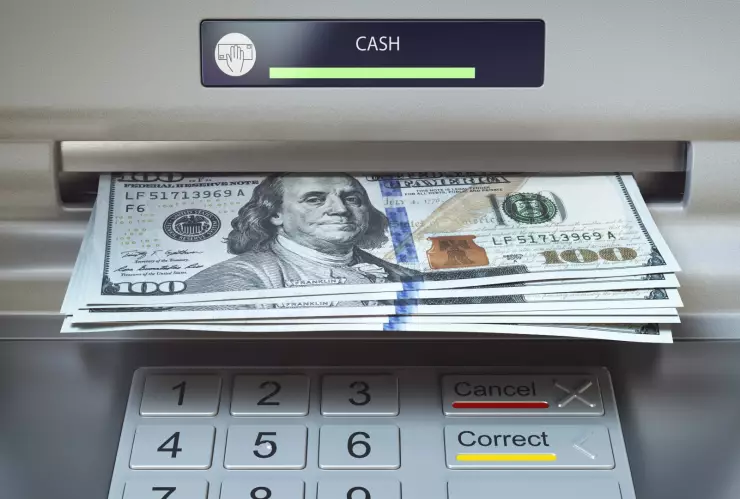 Dólares salen de cajero automático