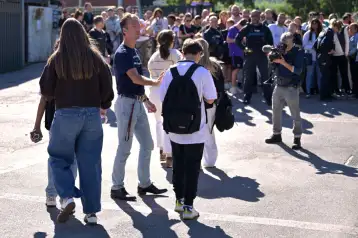 Evacuación de estudiantes tras un tiroteo escolar en Aubagne, Francia.