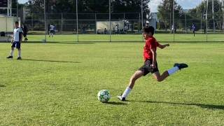 Pequeño jugador dándolo todo durante el partido
