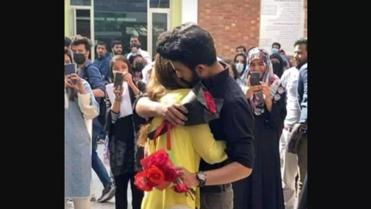 Alumna le pide matrimonio a su novio, son expulsadas de la universidad