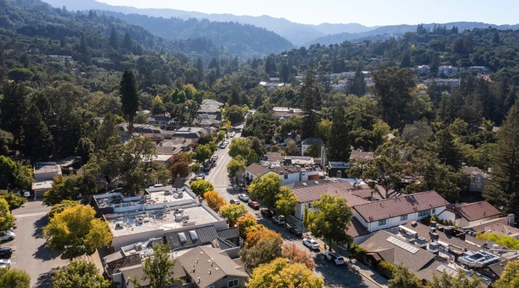 una vista panorámica de Saratoga en California.