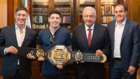 AMLO se reunió con Brandon Moreno campeón de artes marciales mixtas en la UFC en Palacio Nacional.