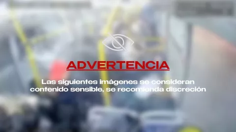VIDEO: ¡IMÁGENES FUERTES! Señal de tránsito atraviesa la ventana de un autobús con pasajeros