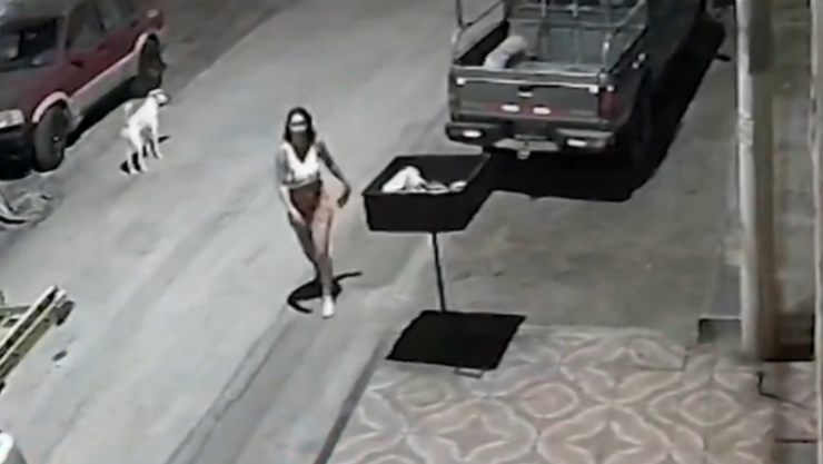 Mujer muere atropellada tras enfrentarse a dos técnicos de internet.