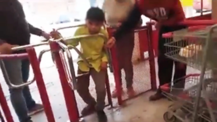 Video ¿Por travieso Niño se queda atorado en torniquete de tienda