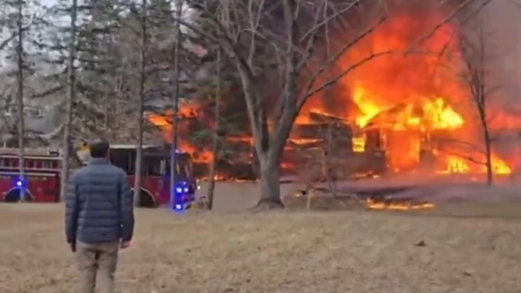 Avioneta se estrella contra casa en Estados Unidos y provoca incendio forestal