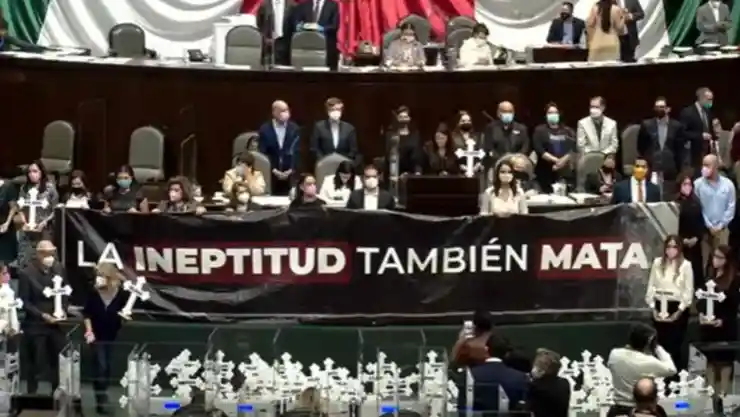 diputados entregan urna cenizas alcocer.jpg