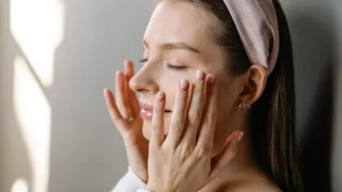 Ejercicio facial sin crema para quitar arrugas