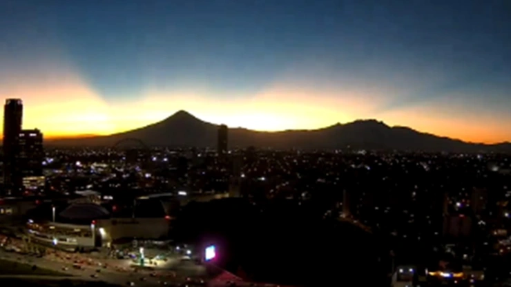Captan momento exacto del impresionante atardecer desde el volcán Popocatépetl
