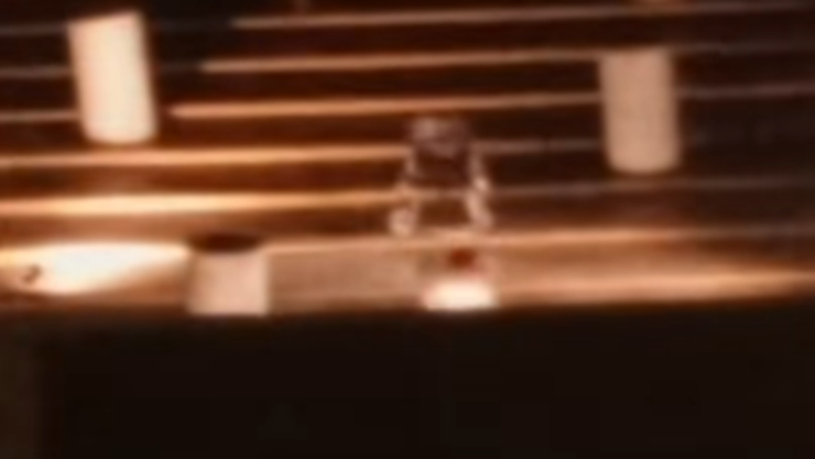 Velador capta aterradora figura femenina bailando sola en museo.png
