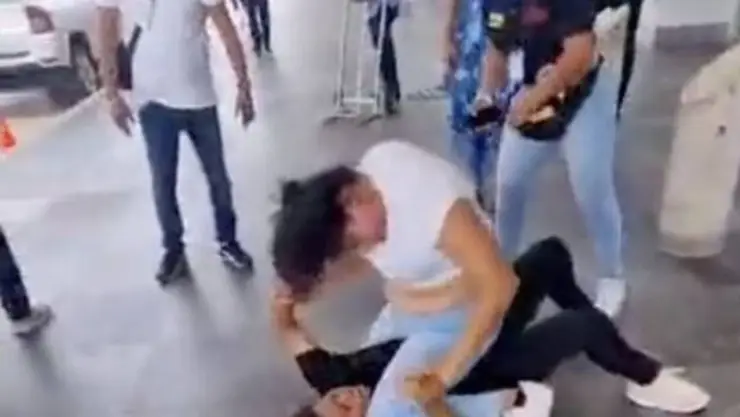 VIDEO_ Mujeres protagonizan pelean en Aeropuerto de Cancún