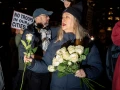 Una mujer reparte rosas blancas en honor a Renee Nicole Good, de 37 años, quien fue asesinada a tiros en su vehículo por un agente de inmigración de Estados Unidos en Minneapolis