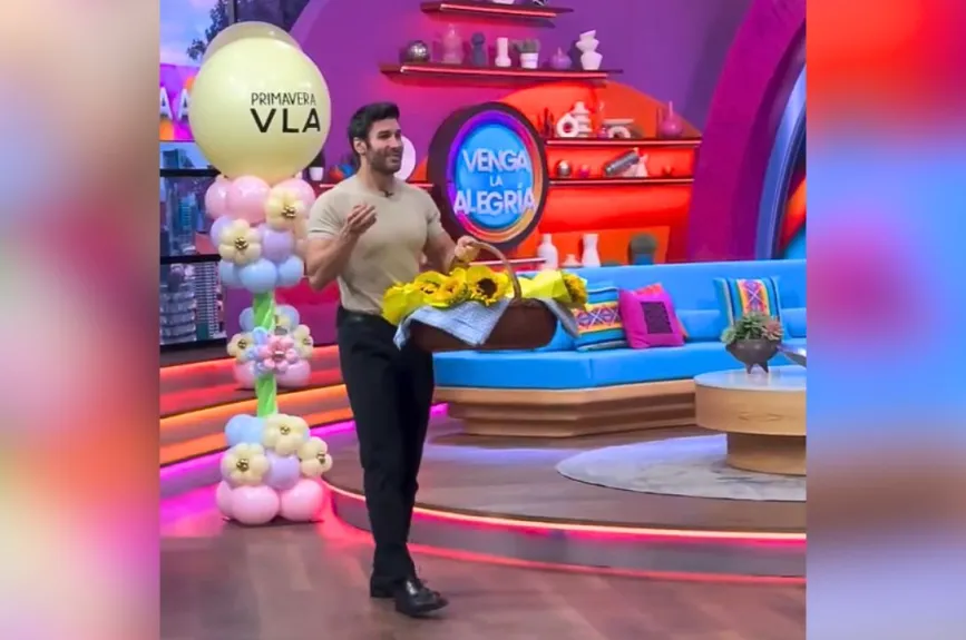 Kike Mayagoitia llegó al foro con una gran sorpresa, ya que al inicio del programa les entregó a cada uno hermosos girasoles. | Fotos: INSTAGRAM / @vengalaalegria