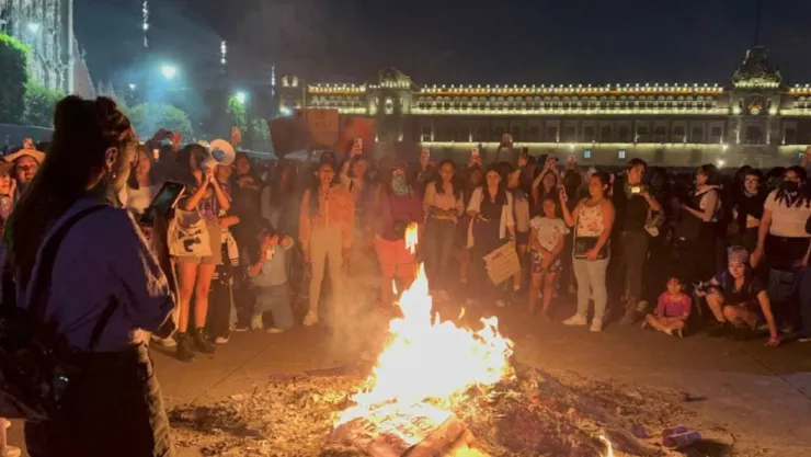 Queman la bandera de México al finalizar la Marcha del 8M