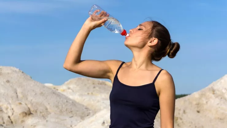 Qué pasa si tomo agua fría después de asolearme.jpg