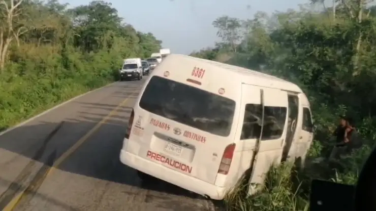 FOTO Reportan fuerte choque entre camión de carga y un taxi