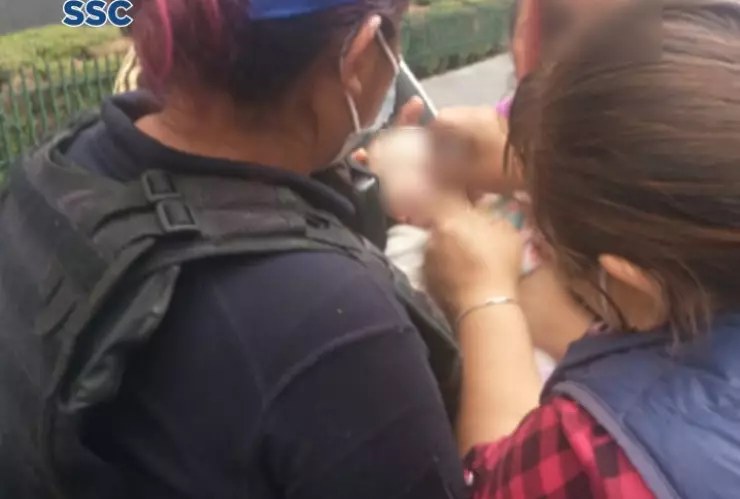 Una mujer policía reanimó a una bebé que tenía problemas para respirar en CDMX.