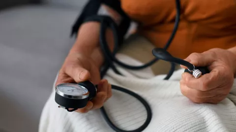 El frío también afecta al corazón: cómo el invierno influye en la presión arterial