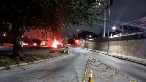 Se incendia pipa en la Calzada Lázaro Cárdenas hoy 14 de octubre de 2025 