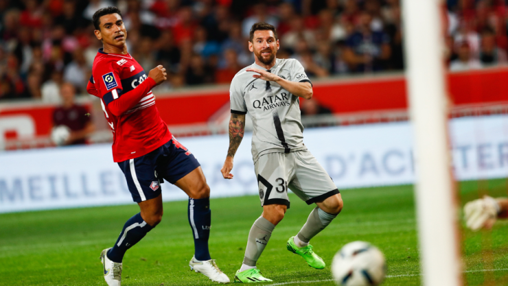 Lionel Messi anotando ante el Lille
