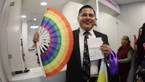 Ociel Baena, le magistrade con el primer pasaporte no binario emitido en México.