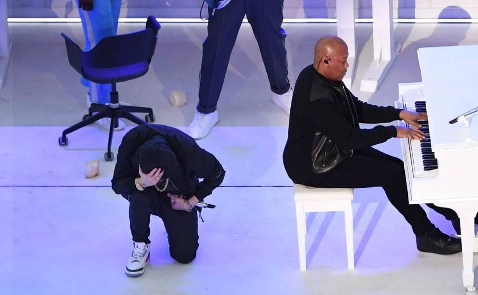 Eminem se arrodilló en el Halftime Show del Super Bowl LVI