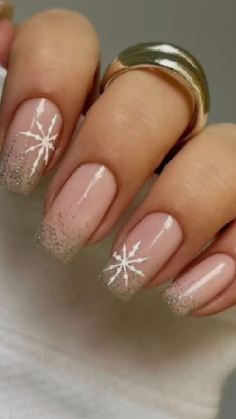 10 ideas de uñas copo de nieve para presumir en Navidad