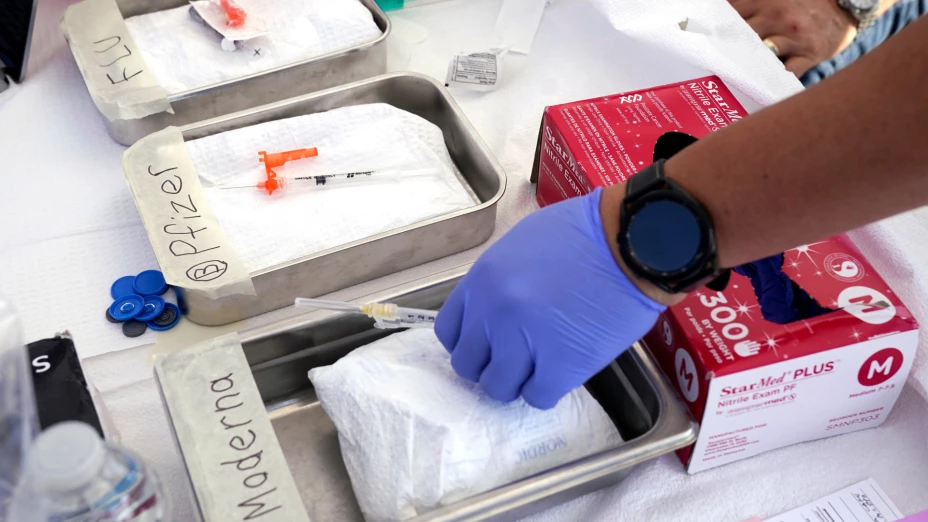 Vacunas gratuitas de gripe y Covid-19 en California, EU.