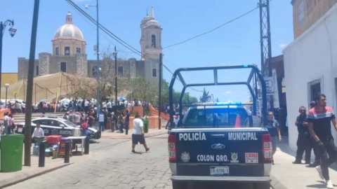 Comerciantes intentan prenderle fuego a funcionario de Colón, Querétaro.