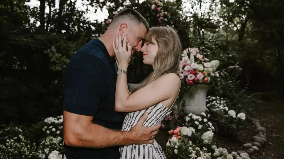 Taylor Swift y Travis Kelce están comprometidos