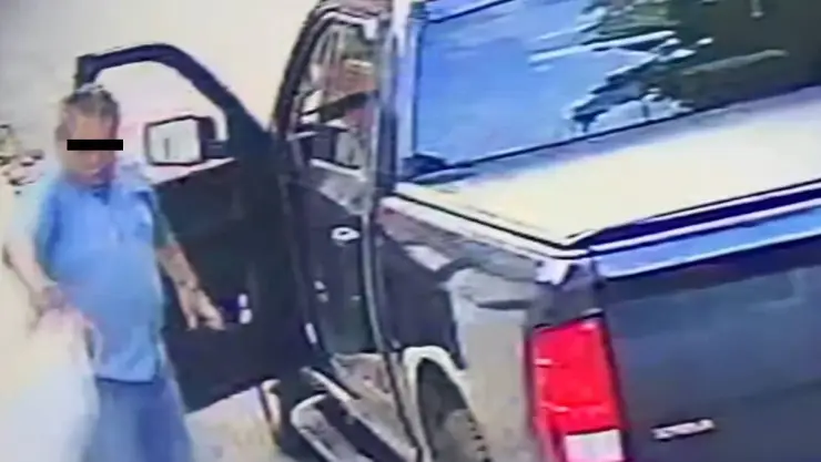 Vecina EXPONE a sujeto por tirar basura en la puerta de su casa en Mérida