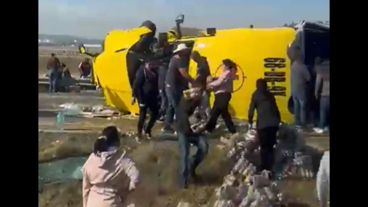 VIDEO: Volcadura en Arco Norte HOY provoca tráfico hacía Puebla y desata rapiña