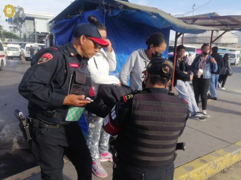 policías-auxilian-mujer-labor-de-parto-indios-verdes.jpeg
