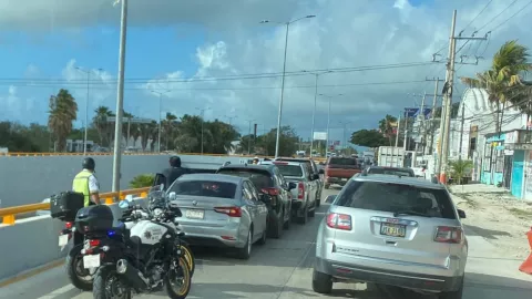 Se registra volcadura de volquete a la altura del distribuidor del aeropuerto de Cancún; hay tráfico lento en Boulevard Colosio