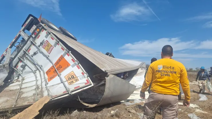 Choque entre tráileres en la carretera en Elota