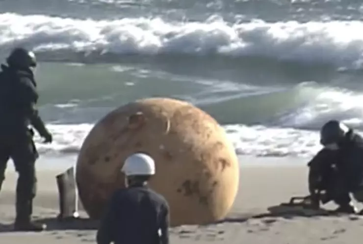 Bola gigante en playa de Japón