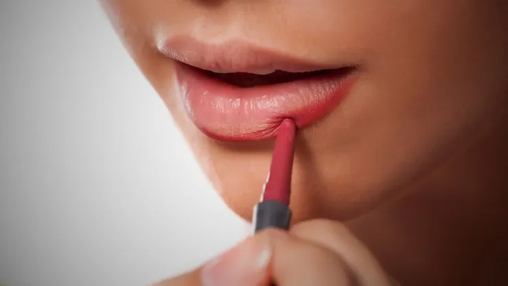Labios perfilados 3 diseños de maquillaje en tendencia que brindan volumen y definición.jpg
