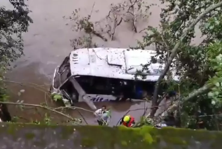 Accidente en la Ruta 45: autobús con pasajeros termina sumergido en el río Magdalena