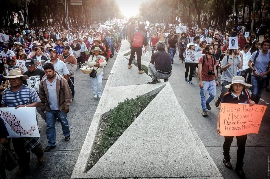 Jóvenes encapuchados bloquearon avenida de los Insurgentes en el sentido sur a norte, a la altura de la Escuela Nacional de Trabajo Social de la UNAM.