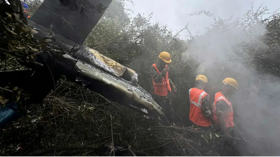 Restos de un helicóptero accidentado en Nepal.