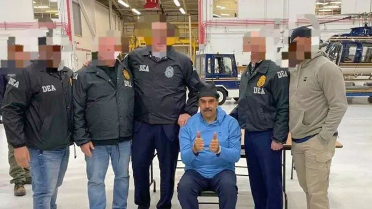 Maduro fue fotografiado esposado al llegar a EE. UU. tras su arresto en Caracas