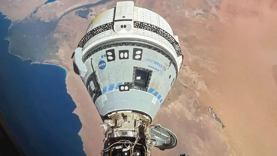 Nave espacial Starliner acoplada a la EEI.