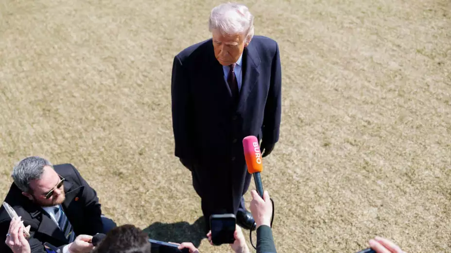 Donald Trump habla con reporteros el 27 de febrero de 2026.