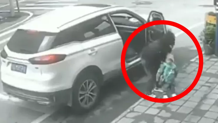 Niño atropellado China video