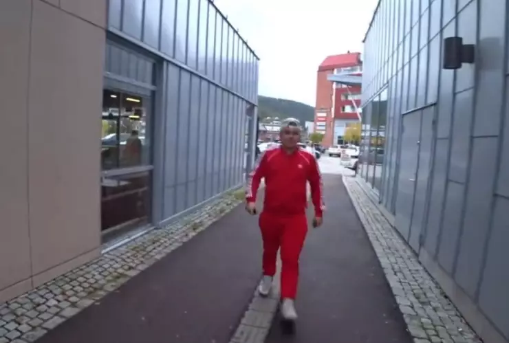 Video Amenazan con cuchillo a Mystixx influencer en plena transmisión en vivo en Noruega