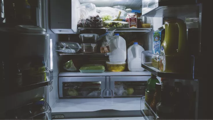 ¡Tragedia! Localizan a un niño muerto en un refrigerador; su abuela muere al enterarse