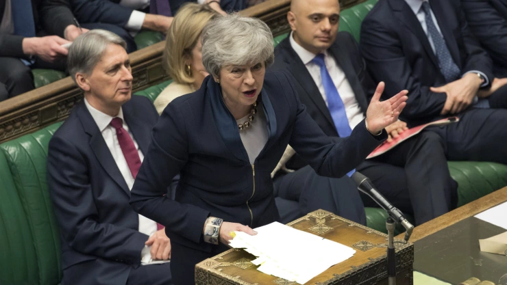En esta imagen, proporcionada por el parlamento, la primera ministra británica, Theresa May, se dirige a los legisladores en una sesión en la Cámara de los Comunes, en Londres, el 3 de abril de 2019. Imagen: Reuters